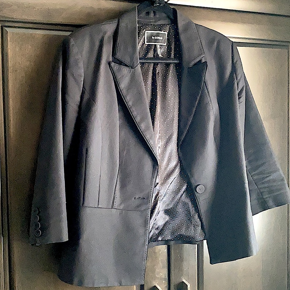 Fully lined crop blazer jacket with 3/4 sleeves and notch collar